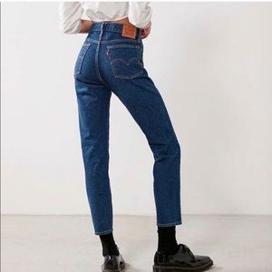 Levi’s Wedgie Icon Fit Something Cheeky Ankle Jean